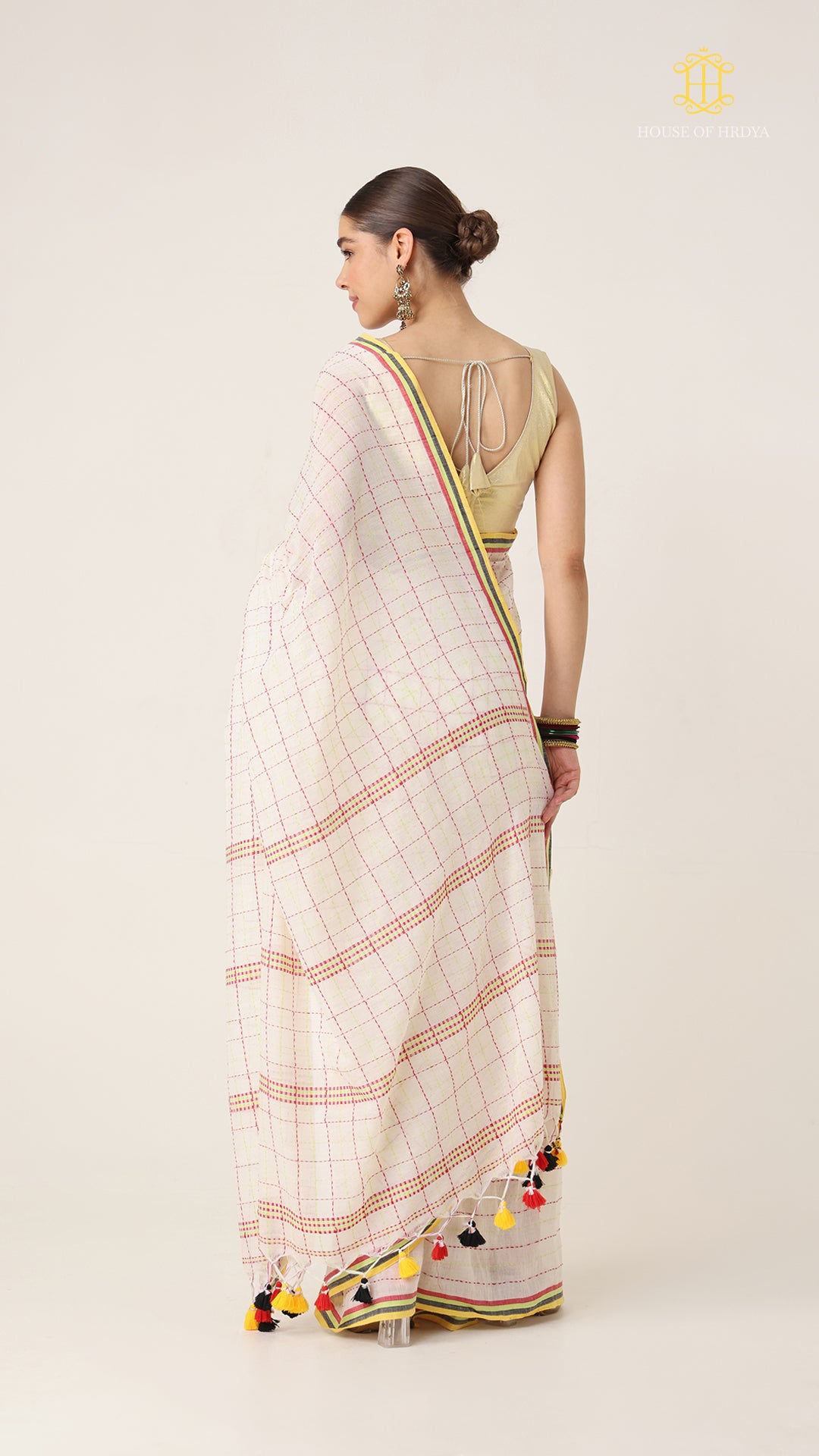 Nirva Kantha Shwet Saree